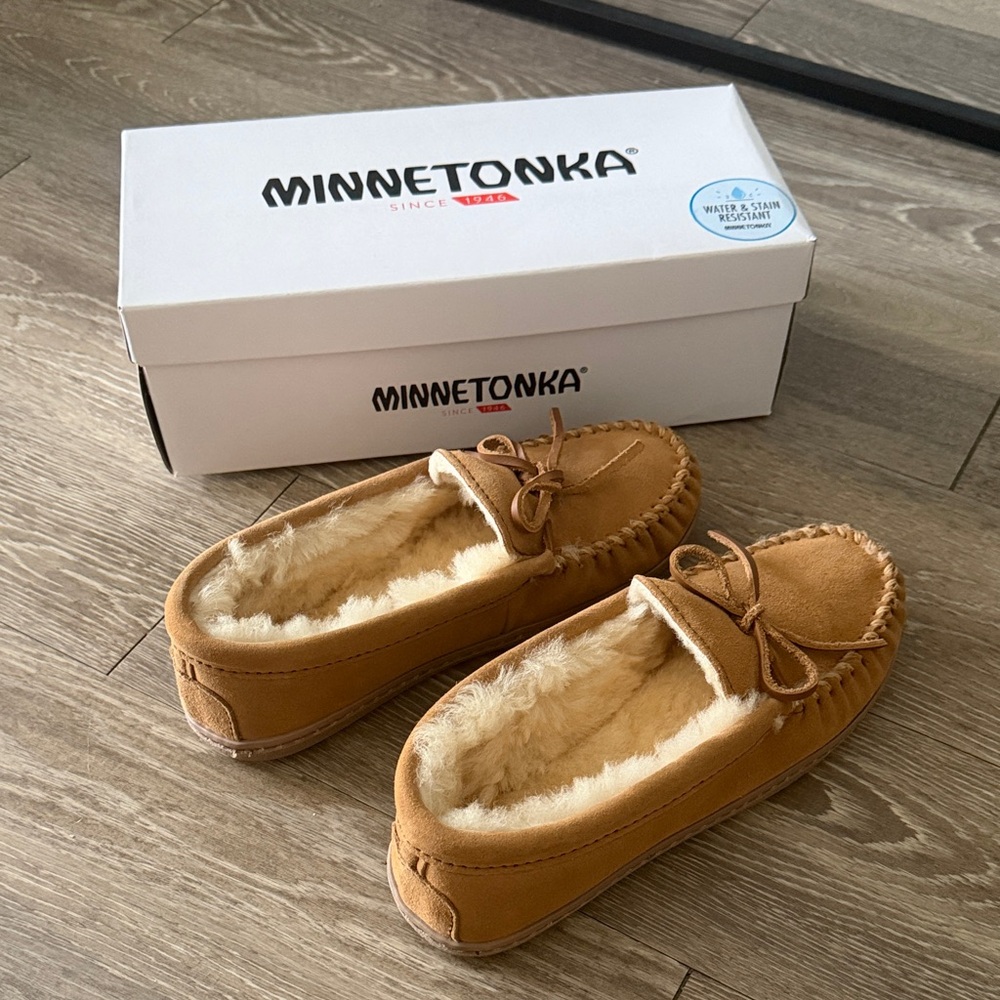 Minnetonka Chestnut/Beige Shearling Moccasin Slippers